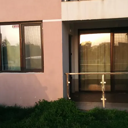 アパート Big House ナボダリ